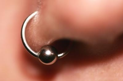 Hygiene beachten und Infektionen beim Piercing vermeiden